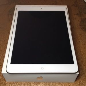 iPad mini 2 32GB Silver with box and charger EUC